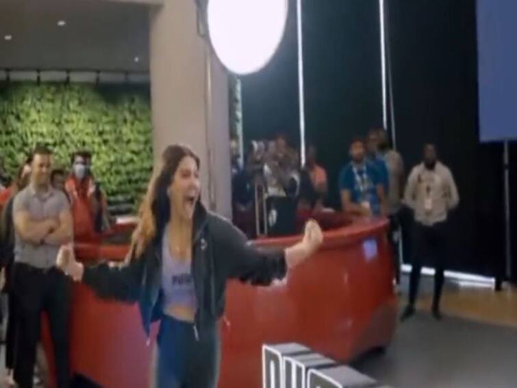 Anushka Sharma Sledges Virat Kohli, Imitates His Celebration In Hilarious Video- WATCH Anushka Sharma Sledges Virat Kohli, Imitates His Celebration In Hilarious Video- WATCH