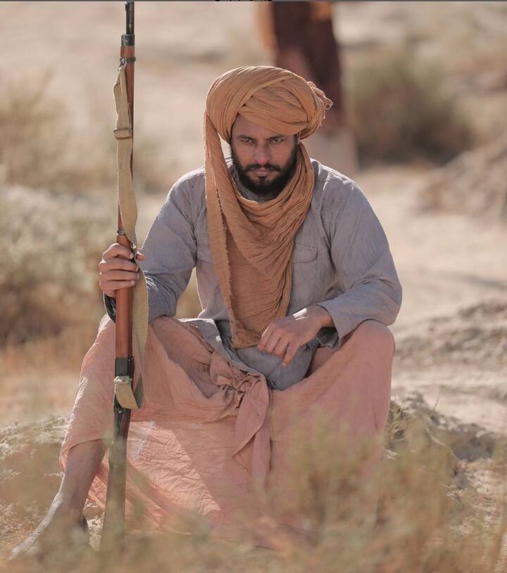 ਦੱਸ ਦੇਈਏ ਕਿ ਫਿਲਮ 'ਮੌੜ' ਵਿੱਚ ਦੋਵਾਂ ਦੇ ਧਮਾਕੇਦਾਰ ਅਤੇ ਜ਼ਜ਼ਬੇ ਭਰੇ ਕਿਰਦਾਰ ਨੂੰ ਦੇਖ ਪ੍ਰਸ਼ੰਸਕ ਵੀ ਹੈਰਾਨ ਹਨ। ਜਦੋਂ ਹੀ ਫਿਲਮ ਵਿੱਚੋਂ ਉਨ੍ਹਾਂ ਦੀ ਲੁੱਕ ਦਾ ਖੁਲਾਸਾ ਹੋਇਆ ਤਾਂ ਉਨ੍ਹਾਂ ਹਰ ਪਾਸੇ ਤਹਿਲਕਾ ਮਚਾ ਦਿੱਤਾ।