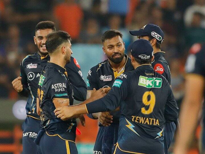 गुजरात के तीन गेंदबाज मोहम्मद शमी, राशिद खान और मोहित शर्मा ने मिलकर 79 विकेट झटके. ये तीनों ही इस सीजन में सबसे ज्यादा विकेट लेने वाले गेंदबाज रहे. शमी पहले नंबर पर हैं. उन्होंने 28 विकेट लिए हैं. राशिद खान ने 27 विकेट लिए हैं. जबकि मोहित ने 24 विकेट लिए हैं.