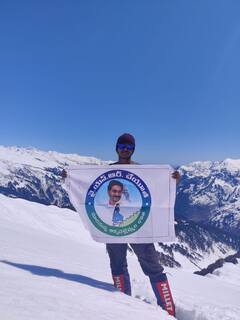 ఎవరెస్ట్ శిఖరంపై నవరత్నాలు రెపరెపలు