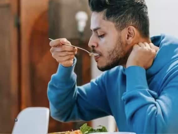 Eating with hands and not with a spoon gives amazing benefits to the body