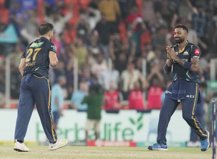 आघाडीचे फलंदाज झटपट बाद झाल्यानंतर सूर्यकुमार यादव याने एकाकी झुंज केली. सूर्यकुमार यादव याने 38 चेंडूत 61 धावांची खेळी केली. या खेळीत सुर्याने दोन षटकार आणि सात चौकार लगावले. सूर्यकुमार यादव याने झंझावाती फलंदाजी करत मुंबईच्या विजयासाठी सर्वस्वी प्रयत्न केले. सूर्यकुमार यादव आणि तिलक वर्मा यांनी 22 चेंडूत 51 धावांची भागिदारी केली. तर सूर्यकुमार यादव आणि कॅमरुन ग्रीन यांनी 32 चेंडूत 51 धावांची भागिदारी केली. सूर्यकुमार यादव आणि विनोद यांच्यामध्ये 19 चेंडूत 31 धावांची भागिदारी केली.