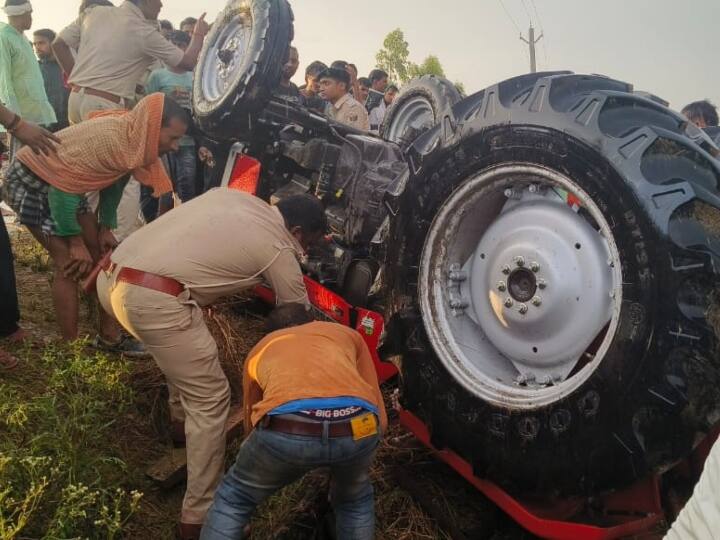 Kaimur Road Accident Tractor overturned due to strong storm in Kaimur two people died two injured bihar news ann Kaimur Road Accident: कैमूर में तेज आंधी के बीच पलटी ट्रैक्टर, मौके पर दो लोगों ने तोड़ा दम, जानें कैसे हुआ हादसा? 