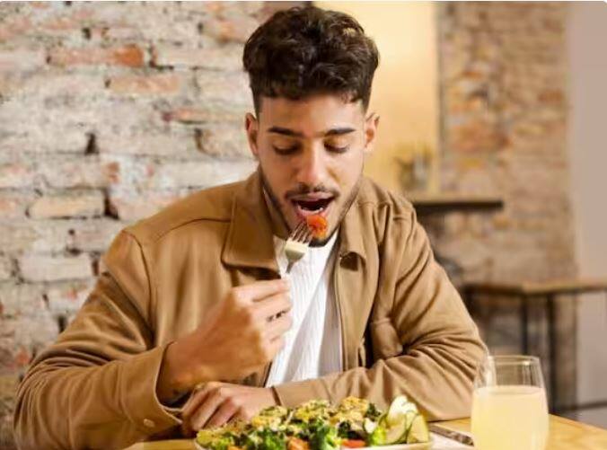 ਕਿਹਾ ਜਾਂਦਾ ਹੈ ਕਿ ਜਦੋਂ ਭੋਜਨ ਹੱਥਾਂ ਨਾਲ ਖਾਧਾ ਜਾਂਦਾ ਹੈ ਤਾਂ ਸਾਨੂੰ ਇਹ ਅਹਿਸਾਸ ਹੁੰਦਾ ਹੈ ਕਿ ਖਾਣਾ ਕਿੰਨਾ ਖਾਣਾ ਹੈ। ਇਹੀ ਕਾਰਨ ਹੈ ਕਿ ਅਸੀਂ ਜ਼ਿਆਦਾ ਖਾਣ ਤੋਂ ਪਰਹੇਜ਼ ਕਰਦੇ ਹਾਂ ਅਤੇ ਕੰਟਰੋਲ ਵਿਚ ਖਾਂਦੇ ਹਾਂ।