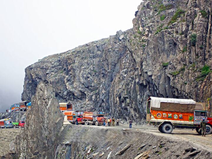 जोजिला पास समुद्र तल से करीब 3528 मीटर यानी 11575 फीट की ऊंचाई पर है. श्रीनगर से होते हुए सोनमर्ग जाने के लिए जोजिला पास से होकर जाना पड़ता है. जोजिला पास की कुल लंबाई लगभग 9 किमी है, तब भी इसे पार करने में अक्सर घंटों का समय लग जाता है.