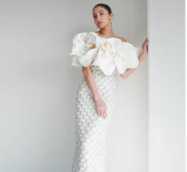 ਤੁਸੀਂ ਫੋਟੋ ਵਿੱਚ ਦੇਖ ਸਕਦੇ ਹੋ ਕਿ ਅਨੁਸ਼ਕਾ ਨੇ ਆਪਣੇ ਕਾਨਸ ਡੈਬਿਊ ਲਈ ਬਹੁਤ ਹੀ ਸ਼ਾਨਦਾਰ ਲੁੱਕ ਨੂੰ ਚੁਣਿਆ ਹੈ। ਅਭਿਨੇਤਰੀ ਨੇ ਚਿੱਟੇ ਰੰਗ ਦੀ ਆਫ ਸ਼ੋਲਡਰ ਬਾਡੀਫਿਟ ਡਰੈੱਸ ਪਾਈ ਹੋਈ ਹੈ।