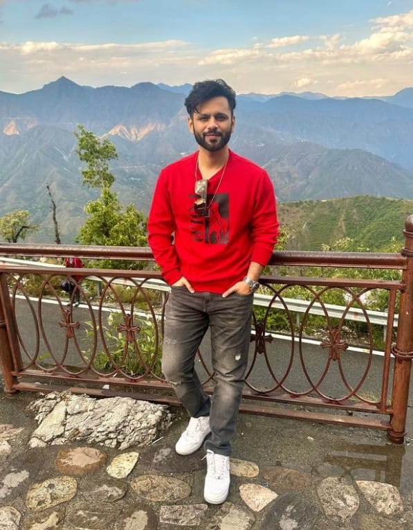 रिपोर्ट के मुताबिक सिंगर ने बताया कि वह हफ्ते में छह दिन 18 घंटे उपवास करते है और सप्ताह में एक दिन वह केवल पानी इनटेक करते है.