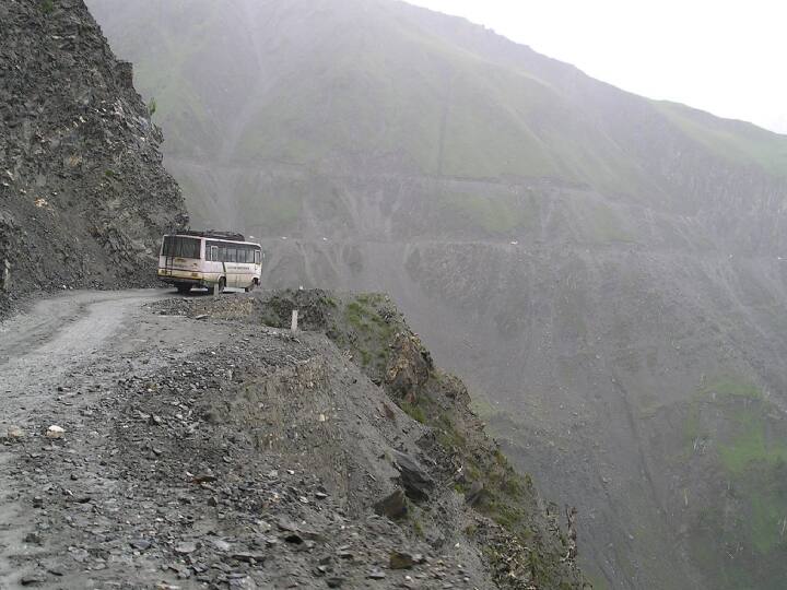 यह रास्ता सबसे ज्यादा खतरनाक बारिश के मौसम में हो जाता है, इस मौसम में चिकना होकर यह रास्ता फिसलन भरा हो जाता है और साथ ही लैंडस्लाइड्स का खतरा भी बढ़ जाता है.