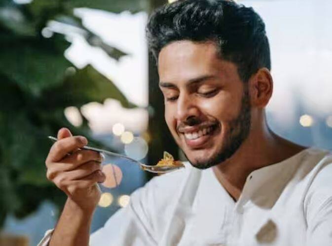 ਦਰਅਸਲ, ਭਾਰਤ ਦੀਆਂ ਪੁਰਾਣੀਆਂ ਪਰੰਪਰਾਵਾਂ ਅਤੇ ਆਯੁਰਵੇਦ ਵਿੱਚ ਹੱਥਾਂ ਨਾਲ ਖਾਣ ਦਾ ਜ਼ਿਕਰ ਹੈ। ਆਯੁਰਵੇਦ ਦੇ ਕੁਝ ਮਾਹਿਰਾਂ ਦਾ ਮੰਨਣਾ ਹੈ ਕਿ ਹੱਥ ਦੀਆਂ ਪੰਜ ਉਂਗਲਾਂ ਪੰਜ ਤੱਤਾਂ ਦੇ ਬਰਾਬਰ ਹਨ।