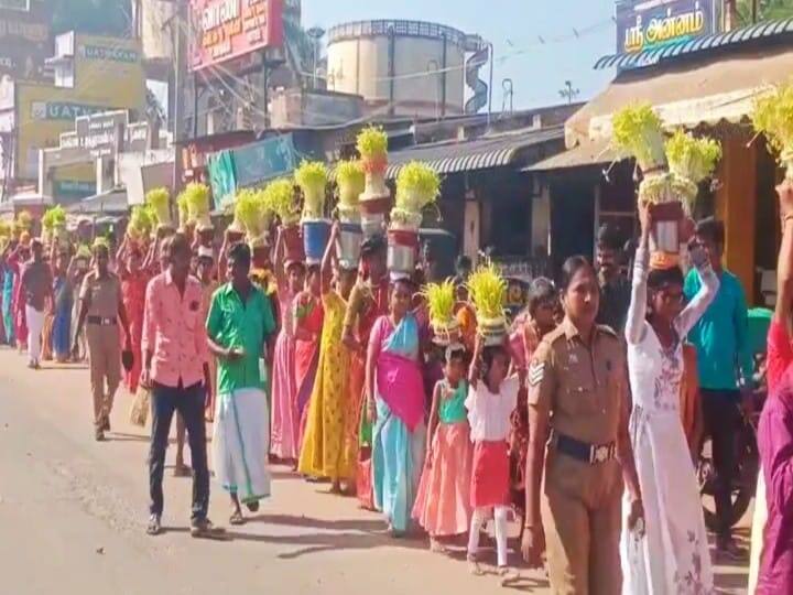 More than 500 women perform Mulai Pari on the occasion of Pathirakaliamman temple festival in Usilampatti உசிலம்பட்டி பத்திரகாளியம்மன் கோயில் உற்சவ விழா..500க்கும் அதிகமான பெண்கள் முளைப்பாரி எடுத்து வேண்டுதல்!