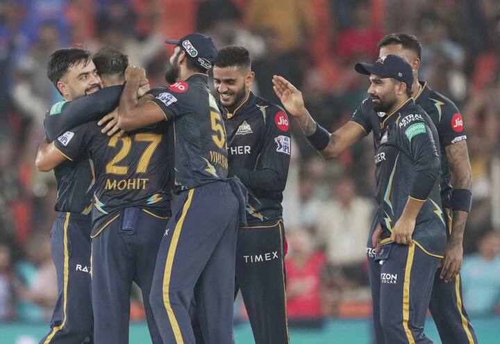 दोन विकेट झटपट पडल्यानंतर सूर्यकुमार यादव याने एका बाजूला दमदार फलंदाजी केली. दुसऱ्या बाजूला कॅमरुन ग्रीन आणि तिलक वर्मा यांनी वादळी फलंदाजी केली. तिलक वर्मा याने 14 चेंडूत 43 धावांची खेळी केली. या खेळीत त्याने तीन षटकार आणि पाच चौकार लगावले. कॅमरुन ग्रीन याने 20 चेंडूत 30 धावांची खेळी केली. या खेळीत त्याने दोन षटकार आणि दोन चौकार लगावले.