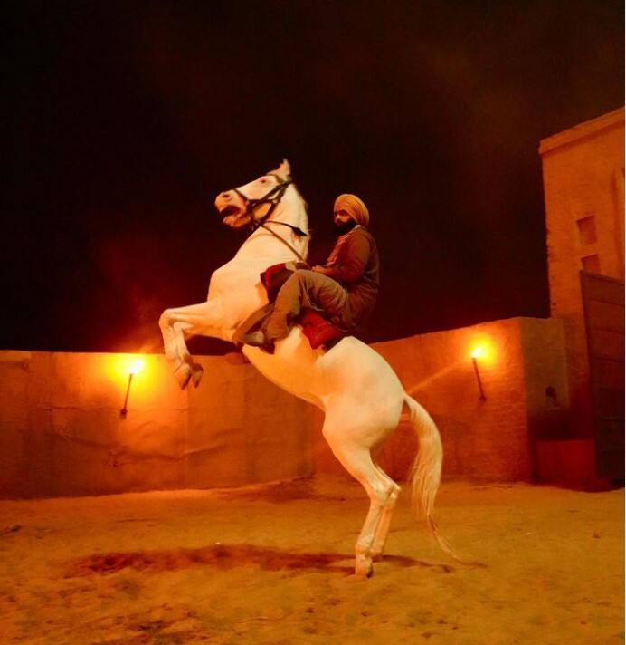 ਇਸਦੇ ਨਾਲ ਹੀ ਦਰਸ਼ਕਾਂ ਵੱਲੋਂ ਇਸ ਉੱਪਰ ਆਪਣੀ ਲਗਾਤਾਰ ਪ੍ਰਤੀਕਿਰਿਆ ਦਿੱਤੀ ਜਾ ਰਹੀ ਹੈ। ਫਿਲਮ ਦਾ ਟੀਜ਼ਰ ਅਤੇ ਦੋਵਾਂ ਕਲਾਕਾਰਾਂ ਦੀ ਲੁੱਕ ਨੂੰ ਲੋਕ ਤਬਾਹੀ ਦੱਸ ਰਹੇ ਹਨ।