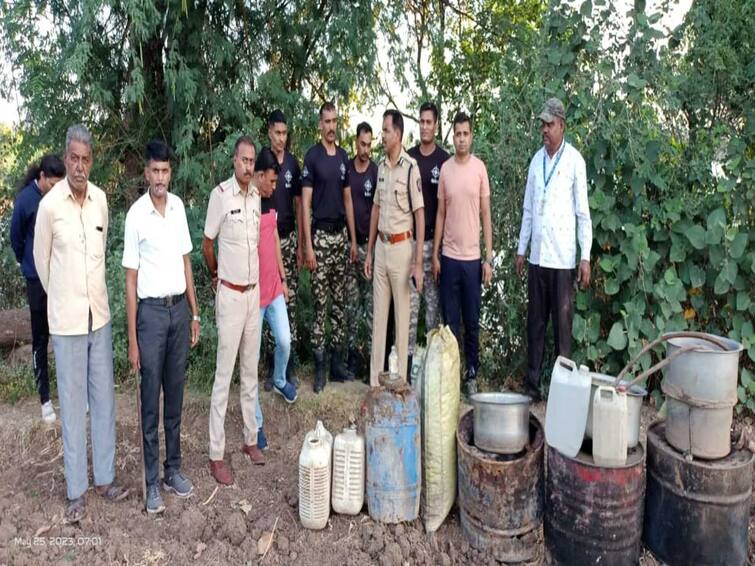 maharashtra news nashik news Action of rural police on 46 illegal liquor dens in Nashik district Nashik Police : गावठी दारू विक्रेत्यांना पळता भुई थोडी, पाचशे पोलिसांचे एकाचवेळी छापे, दहा लाखांची दारू जप्त 