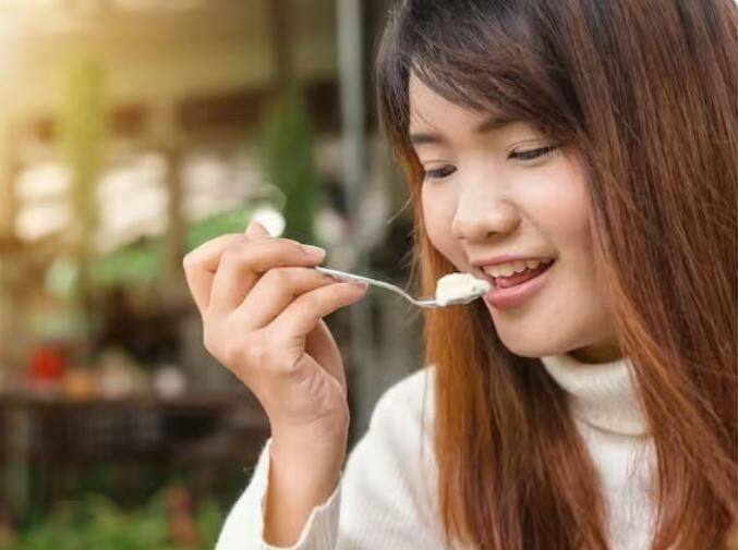 ਅੰਗੂਠਾ ਅੱਗ ਲਈ, ਅਨਾਮਿਕਾ ਧਰਤੀ ਲਈ, ਵਿਚਕਾਰਲੀ ਉਂਗਲ ਆਕਾਸ਼ ਲਈ, ਤਰਜਨੀ ਹਵਾ ਲਈ ਅਤੇ ਛੋਟੀ ਉਂਗਲੀ ਪਾਣੀ ਲਈ ਹੈ।