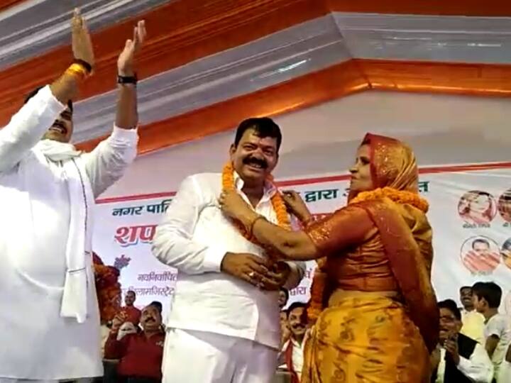 Auraiya Nagar Palika president anoop gupta including 25 councilors Oath Ceremony ANN Auraiya News: औरैया नगर पालिका अध्यक्ष ने शपथ ग्रहण समारोह को बनाया यादगार, स्टेज पर पत्नी के गले में डाली वरमाला