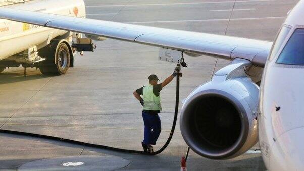 Do you know how much mileage an airplane gives in 1 liter of fuel How much is consumed in an hour-long flight ਕੀ ਤੁਸੀਂ ਜਾਣਦੇ ਹੋ ਕਿ 1 ਲੀਟਰ Fuel 'ਚ ਕਿੰਨੀ ਮਾਈਲੇਜ ਦਿੰਦਾ ਹੈ ਹਵਾਈ ਜਹਾਜ਼? ਇੱਕ ਘੰਟੇ ਦੀ ਫਲਾਈਟ ਵਿੱਚ ਕਿੰਨਾ ਖਪਤ ਹੁੰਦੈ ਤੇਲ?