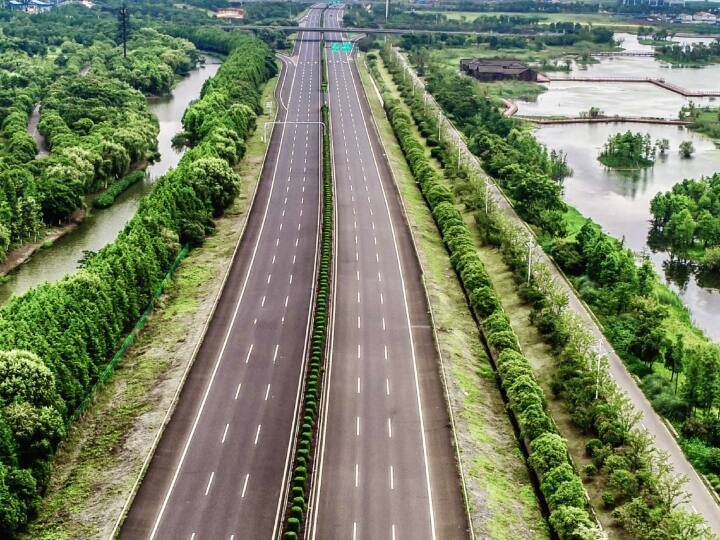 गंगा एक्सप्रेस वे मेरठ से शुरू होगा और हापुड़, बुलंदशहर, अमरोहा, संभल, बदायूं, शाहजहांपुर, हरदोई, उन्नाव, रायबरेली, प्रतापगढ़ होते हुए प्रयागराज पर खत्म होगा.