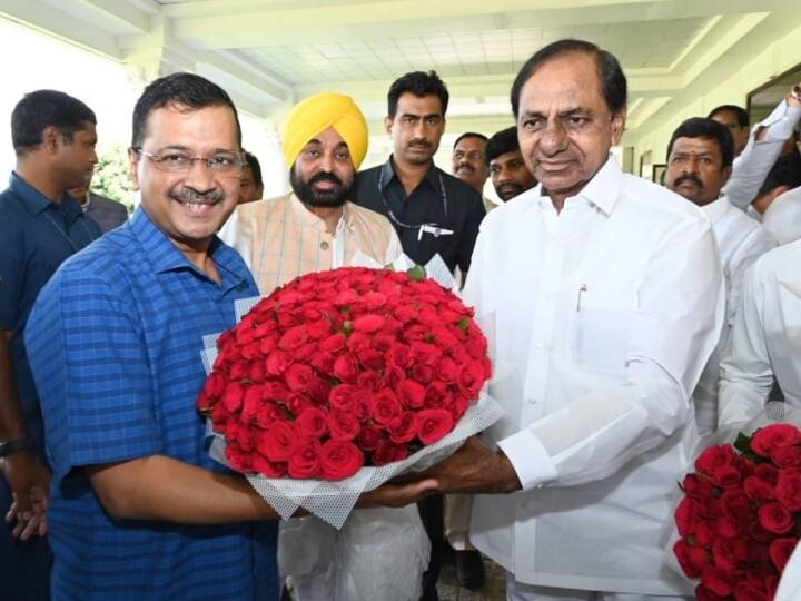 Delhi CM Arvind Kejriwal meets Telangana CM KCR on ordinance issue targets PM Modi Delhi Ordinance: सीएम अरविंद केजरीवाल ने तेलंगाना के मुख्यमंत्री KCR से की मुलाकात, केंद्र के अध्यादेश के खिलाफ मांगा समर्थन