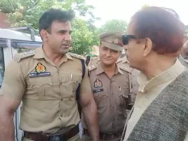 SP Leader Azam Khan and Rampur CO City Anuj Chaudhary Argument Viral Video Azam Khan News: पुलिस अफसर ने गाड़ी रोकी तो आजम खान ने दिखाए तेवर, याद दिलाया अखिलेश यादव का 'एहसान'