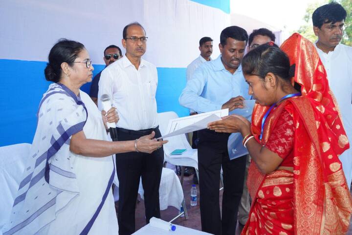 দুঃখপ্রকাশ করলেন, ক্ষমা চাইলেন। স্বজনহারা পরিবারের সদস্যদের সঙ্গে কথা বললেন। তুলে দিলেন আর্থিক সাহায্য, চাকরিতে যোগদানের নথি। পাশে থাকার আশ্বাসও দিলেন।