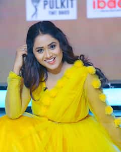 Madhura Nagarilo Keerthi Photos: ఎల్లో ఫ్రాక్ లో బ్యూటిఫుల్ గా ఉన్న 'మధురానగరి'లో రాధ (కీర్తి కేశవ్ భట్)