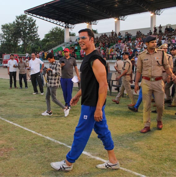 In Pics: शूटिंग से ब्रेक लेकर Akshay Kumar ने देहरादून पुलिस के साथ खेला वॉलीबॉल मैच, सोशल मीडिया पर वायरल हुईं Photos