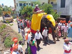 कोल्हापूरकरांचा नादच खुळा; लेक जन्माला आल्यानंतर ढोल ताशांच्या गजरात हत्तीवरून मिरवणूक काढून स्वागत!  
