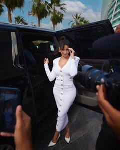 Nora Fatehi Photo: વ્હાઈટ સ્કર્ટ ટોપમાં કર્વી ફીગર ફ્લોન્ટ કરતી જોવા મળી નોરા ફતેહી