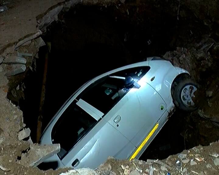 A car fell into a pothole due to rain in Ahmedabad પ્રિમોન્સૂન પ્લાનની ખુલ્લી પોલ: અમદાવાદમાં વરસાદી ઝાપટામાં  મસમોટો ભૂવો  પડતા, આખેઆખી કાર ખાડામાં ગરકાવ