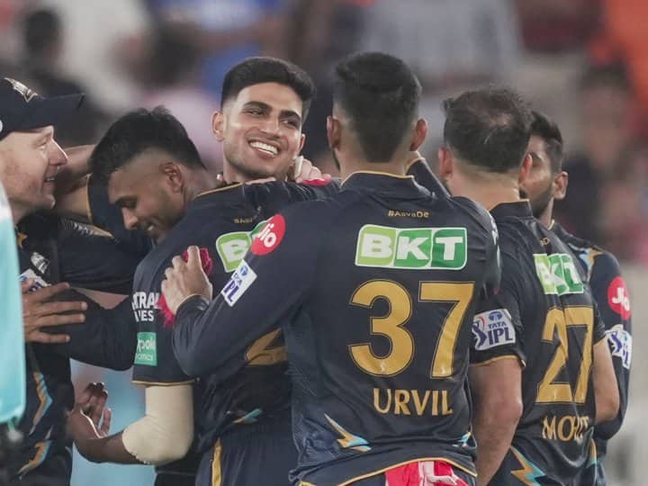 गुजरात के लिए शुभमन ने विस्फोटक बैटिंग करते हुए 16 मैचों में 851 रन बनाए. उन्होंने इस सीजन में 3 शतक और 4 अर्धशतक लगाए. शुभमन टीम को अच्छी शुरुआत देनी की रणनीति पर ही चल रहे थे. उन्होंने इस जिम्मेदारी को बखूबी निभाया.