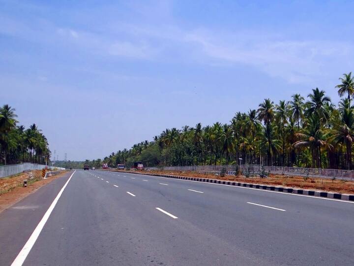 इस एक्सप्रेस वे को दो नदियों गंगा और रामगंगा पर पुल भी बनाया जाएगा. इसके अलावा इस एक्सप्रेस वे पर इंडियन एयरफोर्स के फाइटर प्लेन की लैंडिंग और टेक ऑफ के लिए शाहजहांपुर में 3.5 किमी की हवाई पट्टी बनाई जाएगी.