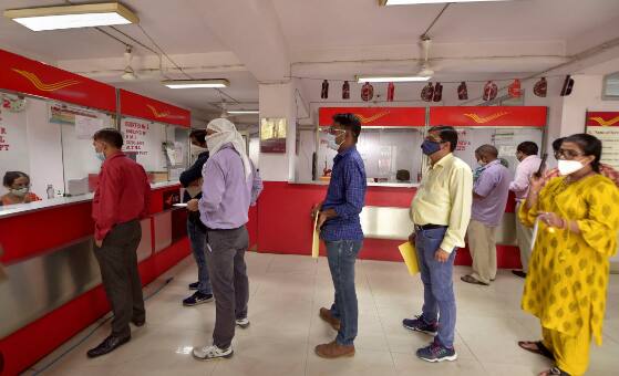 ਉੱਚ ਜੋਖਮ ਸ਼੍ਰੇਣੀ 'ਤੇ ਸਖਤ ਨਿਯਮ : ਇਸੇ ਤਰ੍ਹਾਂ, 50,000 ਰੁਪਏ ਤੋਂ ਵੱਧ ਪਰ 10 ਲੱਖ ਰੁਪਏ ਤੋਂ ਘੱਟ ਦੇ ਖਾਤੇ ਖੋਲ੍ਹਣ ਵਾਲੇ ਗਾਹਕਾਂ ਨੂੰ ਮੱਧਮ ਜੋਖਮ ਸ਼੍ਰੇਣੀ ਵਿੱਚ ਰੱਖਿਆ ਜਾਵੇਗਾ। ਜੇ ਸਾਰੀਆਂ ਸਕੀਮਾਂ ਦਾ ਬਕਾਇਆ 10 ਲੱਖ ਰੁਪਏ ਤੋਂ ਘੱਟ ਹੈ ਪਰ 50 ਹਜ਼ਾਰ ਰੁਪਏ ਤੋਂ ਵੱਧ ਹੈ, ਤਾਂ ਇਸ ਨੂੰ ਮੱਧ ਸ਼੍ਰੇਣੀ ਵਿੱਚ ਰੱਖਿਆ ਜਾਵੇਗਾ। ਇਸ ਦੇ ਨਾਲ ਹੀ, ਜਿਵੇਂ ਹੀ ਰਕਮ 10 ਲੱਖ ਜਾਂ ਇਸ ਤੋਂ ਵੱਧ ਹੋਵੇਗੀ, ਸਬੰਧਤ ਗਾਹਕ ਨੂੰ ਉੱਚ ਜੋਖਮ ਸ਼੍ਰੇਣੀ ਵਿੱਚ ਮੰਨਿਆ ਜਾਵੇਗਾ ਅਤੇ ਉਨ੍ਹਾਂ 'ਤੇ ਸਖਤ ਵਿਵਸਥਾਵਾਂ ਲਾਗੂ ਹੋਣਗੀਆਂ।