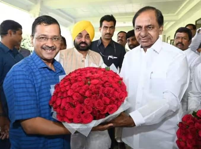 Telangana Chief Minister K Chandrashekar Rao met Aam Aadmi Party  national convenor Arvind Kejriwal in Hyderabad Delhi Ordinance: CM  અરવિંદ કેજરીવાલે તેલંગણાના મુખ્યમંત્રી સાથે કરી મુલાકાત, કેન્દ્રના વટહુકમ વિરુદ્ધ માંગ્યું સમર્થન