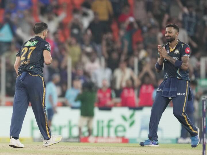 मोहित शर्मा ने मुंबई इंडियंस के खिलाफ दूसरे क्वालीफायर में शानदार गेंदबाजी की. उन्होंने 2.2 ओवरों में 10 रन देकर 5 विकेट झटके. मोहित ने मुंबई इंडियंस की कमर तोड़ दी.