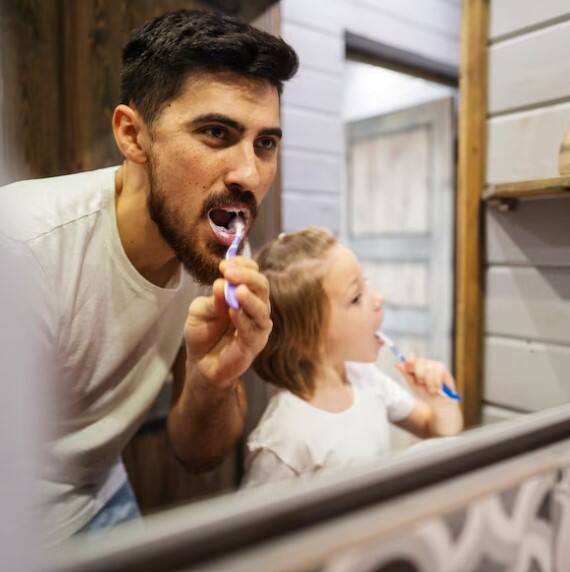 ਦੰਦਾਂ ਲਈ ਐਲੋਵੇਰਾ ਜੈੱਲ: ਐਲੋਵੇਰਾ ਨੂੰ ਅਕਸਰ ਸੁੰਦਰਤਾ ਸਬੰਧੀ ਲਾਭਾਂ ਨਾਲ ਜੁੜਿਆ ਜਾਂਦਾ ਹੈ। ਅਸੀਂ ਜਾਂ ਤੁਸੀਂ ਅਕਸਰ ਇਸ ਦੀ ਵਰਤੋਂ ਚਮੜੀ 'ਤੇ ਕਰਦੇ ਹਾਂ ਪਰ ਕੀ ਤੁਸੀਂ ਜਾਣਦੇ ਹੋ ਕਿ ਇਹ ਮੂੰਹ ਦੀ ਸਿਹਤ ਦਾ ਵੀ ਧਿਆਨ ਰੱਖ ਸਕਦਾ ਹੈ। ਜੀ ਹਾਂ, ਤੁਸੀਂ ਐਲੋਵੇਰਾ ਨਾਲ ਵੀ ਆਪਣੇ ਦੰਦ ਸਾਫ਼ ਕਰ ਸਕਦੇ ਹੋ। ਜਿਸ ਕਾਰਨ ਤੁਸੀਂ ਸਵੇਰੇ ਉੱਠ ਕੇ ਟੂਥਪੇਸਟ ਨਾਲ ਬੁਰਸ਼ ਕਰਦੇ ਹੋ, ਤੁਸੀਂ ਆਪਣੇ ਬੁਰਸ਼ 'ਤੇ ਤਾਜ਼ਾ ਐਲੋਵੇਰਾ ਪਾਣੀ ਲਗਾ ਕੇ ਆਪਣੇ ਦੰਦ ਸਾਫ਼ ਕਰ ਸਕਦੇ ਹੋ।