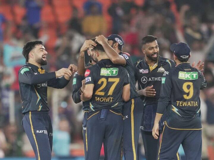 गुजरात टाइटंस ने मुंबई इंडियंस को हराकर आईपीएल के फाइनल में लगातार दूसरी बार जगह बनाई. गुजरात की जीत में बल्लेबाजों के साथ-साथ गेंदबाजों का भी अहम योगदान रहा. टीम के तीन गेंदबाजों ने मिलकर इस सीजन में अब तक कुल 79 विकेट लिए हैं. वहीं एक बल्लेबाज ने अकेले ही 851 रन बना डाले. गुजरात की जीत में इन खिलाड़ियों का सबसे बड़ी भूमिका रही.