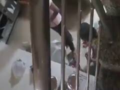 गाजियाबाद के रेस्टोरेंट कर्मचारी की घिनौनी हरकत, खाने के पैकेट में थूकने का वीडियो वायरल- FIR दर्ज