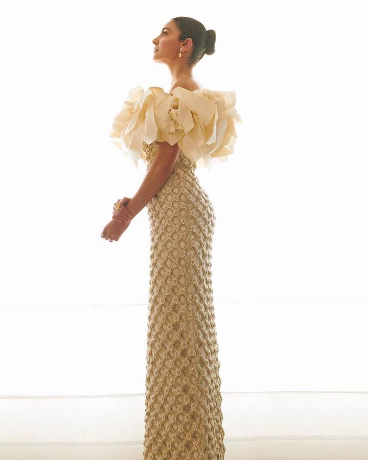 ক্রিম রঙের অফ শোল্ডার গাউন, চুলে উঁচু করে বান, কানে স্টাড দুল, মোহময়ী অনুষ্কার ছবি দেখে মুগ্ধ দেশবাসী।