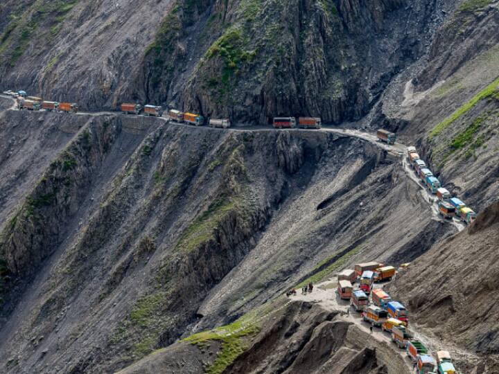 यह रास्ता जम्मू-कश्मीर के जोजिला के पास है. इसे भारत के सबसे खतरनाक रास्तों में से एक माना जाता है. जोजिला पास की गिनती दुनिया के सबसे खतरनाक रास्तों में होती है. यह राष्ट्रीय राजमार्ग 1D पर है और श्रीनगर को लेह को जोड़ने का काम करता है. इस रास्ते को जोखिम भरा इसलिए कहा जाता है, क्योंकि ये काफी ऊंचा है और इसके एक तरफ गहरी खाई है.