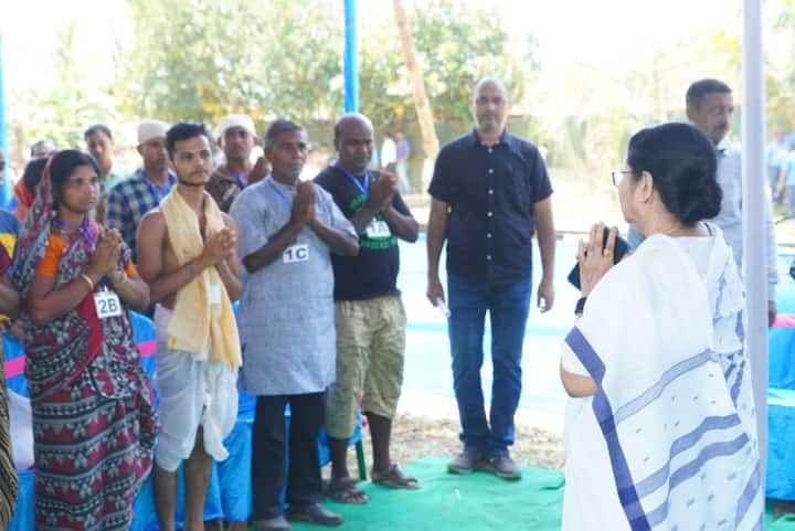 সিপিএম, বিজেপি থেকে কংগ্রেস - এগরা বিস্ফোরণকাণ্ডের পরে সবাই যখন পুলিশ-প্রশাসনের ভূমিকা নিয়ে প্রশ্ন তুলছে, তখন খাদিকুলের মাটিতে দাঁড়িয়ে মুখ্যমন্ত্রীও মানলেন গোয়েন্দা ব্যর্থতার কথা। সঙ্গে সতর্ক করে দিলেন পুলিশকেও।