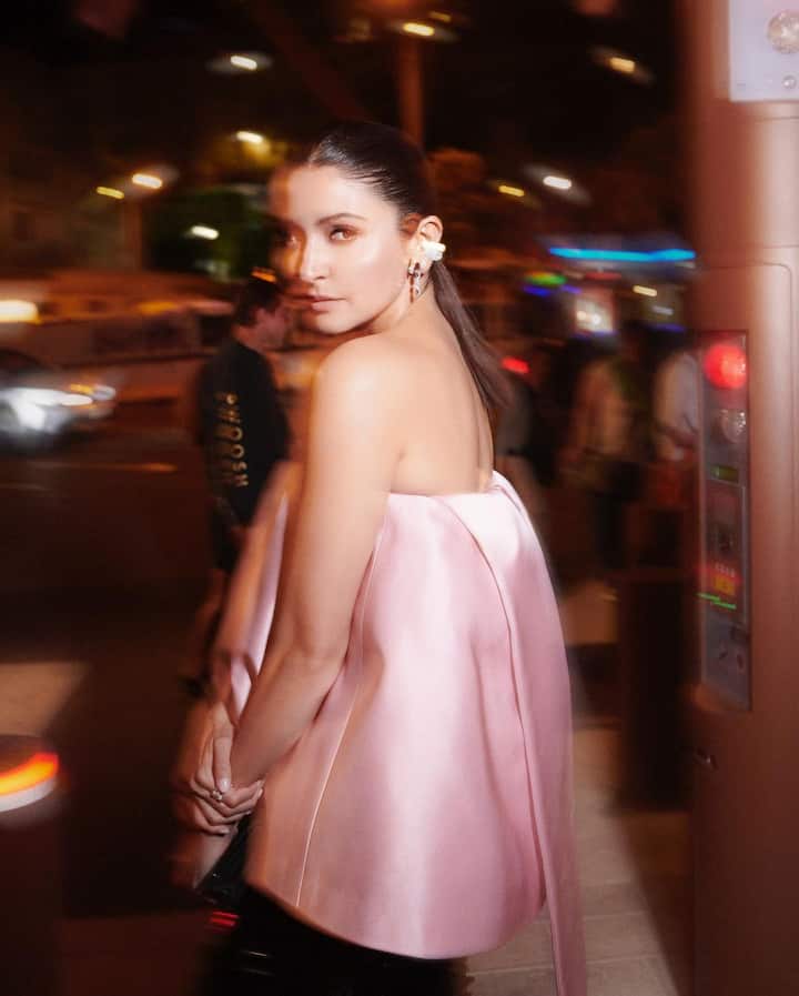 The actress stunned us with her second look. Anushka was styled by celebrity stylist Priyanka Kapadia.