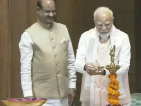 New Parliament Building: संसद में सेंगोल की स्थापना, श्रमजीवियों को सम्मान... तस्वीरों में देखिए कैसे हुआ नए भवन का उद्घाटन