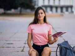 विदेश में पढ़ाई के साथ इस तरह कमाती हैं लड़कियां, इन पार्ट टाइम तरीकों से हो जाती है अच्छी कमाई