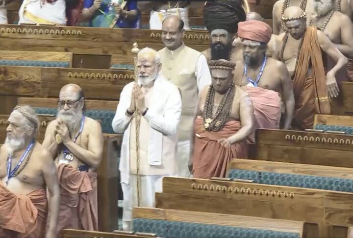 यानंतर त्यांनी लोकसभा अध्यक्ष ओम बिर्ला यांच्यासोबत नवीन संसद भवनात राजदंडाची स्थापना केली.