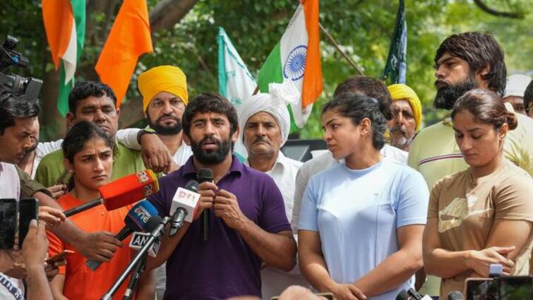 Protesting Wrestlers clash at Jantar Mantar with Police as they march towards new Parliament building Wrestlers Protest: সংসদ ভবন অভিযান ঘিরে উত্তেজনা, পুলিশের সঙ্গে ধস্তাধস্তিতে জড়ালেন বজরং পুনিয়ারা