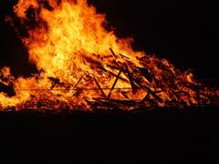 స్నేహితుడి మరణాన్ని తట్టుకోలేక చితిలోకి దూకిన వ్యక్తి, తీవ్ర గాయాలతో మృతి