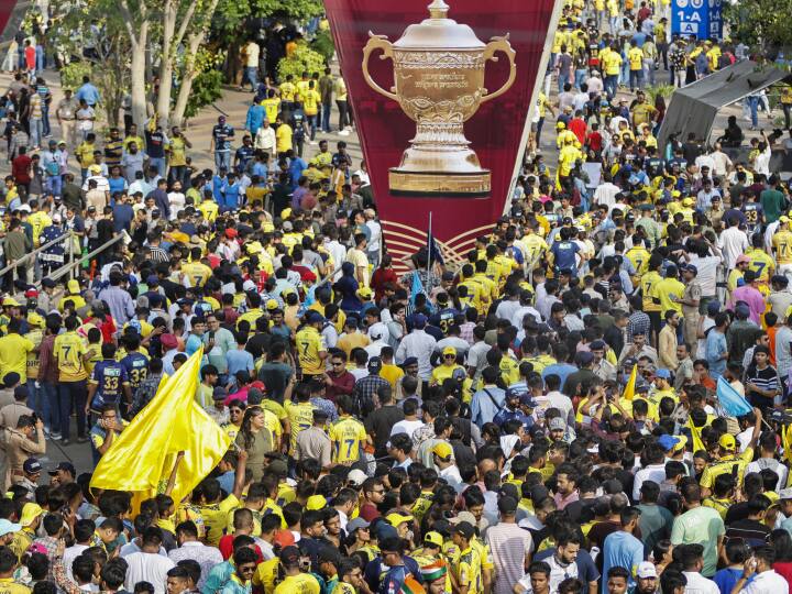CSK vs GT: आईपीएल 2023 फाइनल के लिए नरेन्द्र मोदी स्टेडियम अहमदाबाद में फैंस की भारी भीड़ देखी जा रही है. क्रिकेट फैंस के बीच आईपीएल फाइनल को लेकर गजब का जोश देखा जा रहा है.