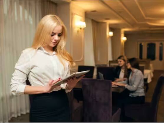 ਇਵੈਂਟ ਮੈਨੇਜਰ ਜਾਂ ਅਸਿਸਟੈਂਟ - ਇਵੈਂਟ ਅਸਿਸਟੈਂਟ ਦੀ ਅਜਿਹੀ ਨੌਕਰੀ ਹੁੰਦੀ ਹੈ, ਜਿਸ ਵਿਚ ਹਰ ਕੰਮ ਲਈ ਜਾਣਾ ਪੈਂਦਾ ਹੈ। ਕਈ ਵਾਰ ਇਸ ਵਿੱਚ ਜਾਣਾ ਪੈਂਦਾ ਹੈ ਅਤੇ ਪ੍ਰਤੀ ਦਿਨ ਚੰਗੇ ਪੈਸੇ ਪ੍ਰਾਪਤ ਹੁੰਦੇ ਹਨ। ਇਸ 'ਚ ਤੁਹਾਨੂੰ ਈਵੈਂਟ 'ਚ ਅਸਿਸਟੈਂਟ ਦੇ ਤੌਰ 'ਤੇ ਕੰਮ ਕਰਨਾ ਹੋਵੇਗਾ ਅਤੇ ਈਵੈਂਟ ਦੇ ਹਿਸਾਬ ਨਾਲ ਕੰਮ ਕਰਨ ਦੇ ਕਈ ਵਿਕਲਪ ਹਨ।