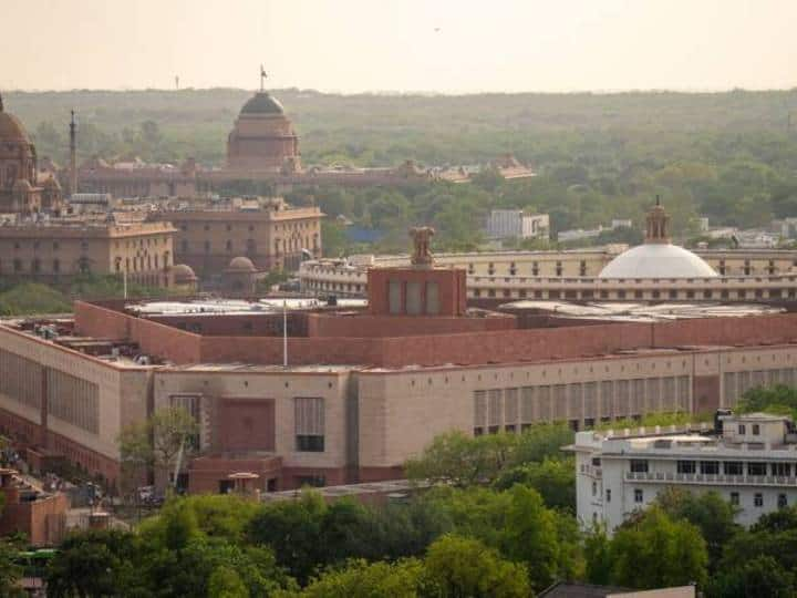 New Parliament Inauguration: प्रधानमंत्री नरेंद्र मोदी ने नई संसद देश को समर्पित कर दी. ये भवन नई टेक्नोलॉजी और कई खास सुविधाओं से लेस है.