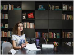 विदेश में पढ़ाई के साथ इस तरह कमाती हैं लड़कियां, इन पार्ट टाइम तरीकों से हो जाती है अच्छी कमाई